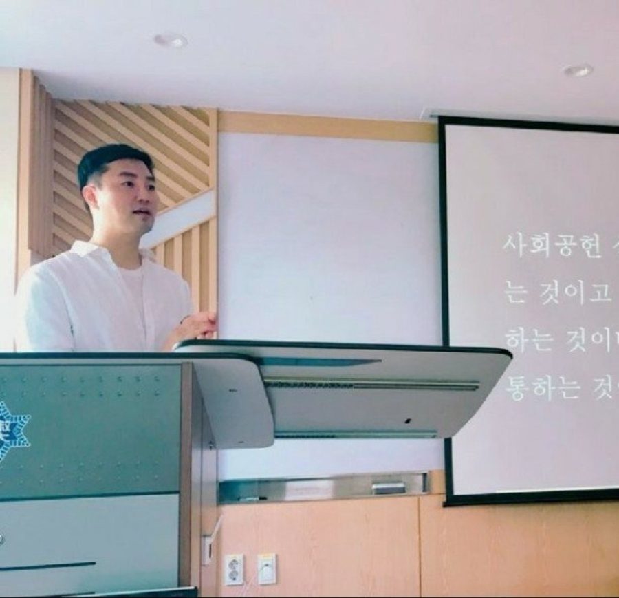 강의실 앞에서 설명하는 송상훈